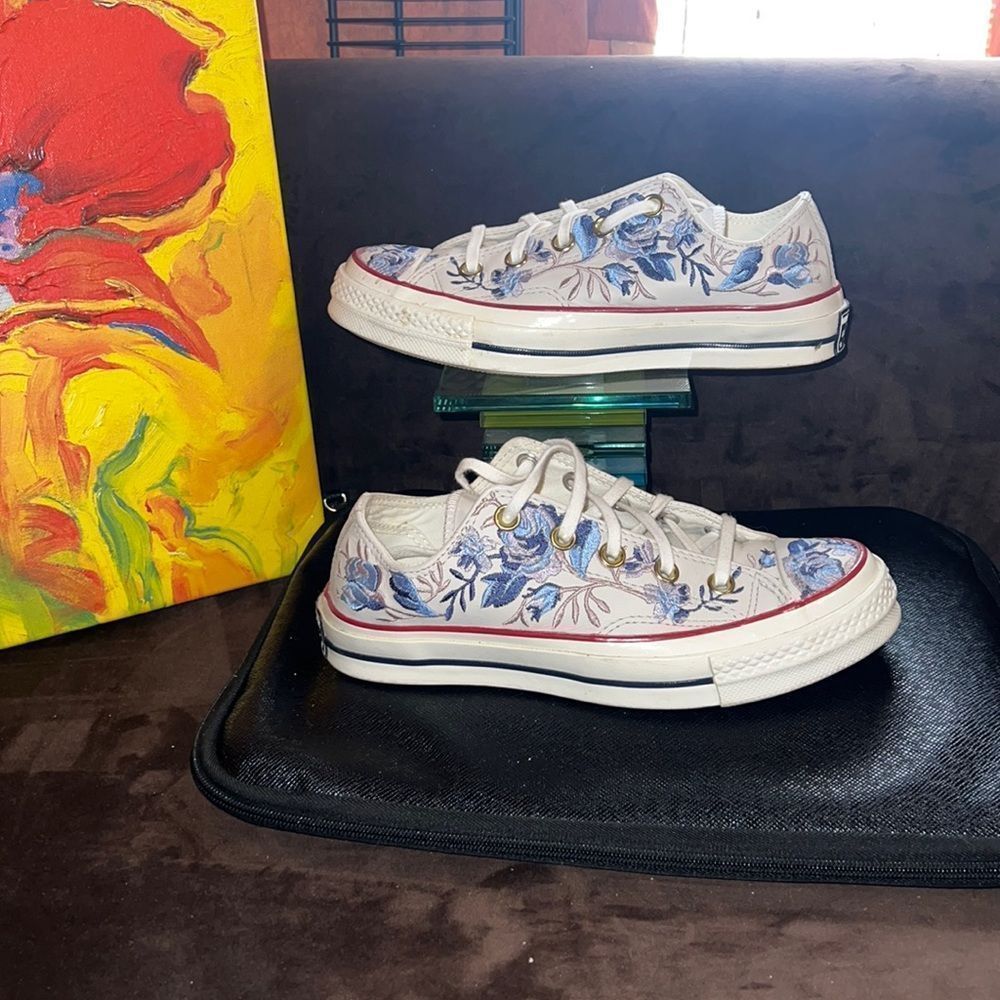 Converse low top flower embroidered leather sneaker. Sz.6 But fits like a 7
